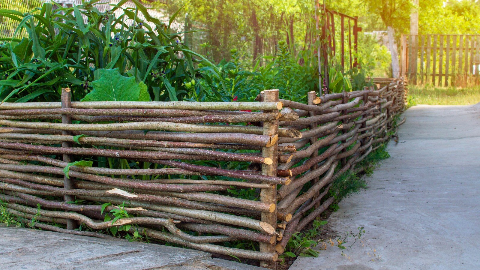 Creating Natural, Eco-Friendly Wattle Fences For Homes & Gardens: Guide ...